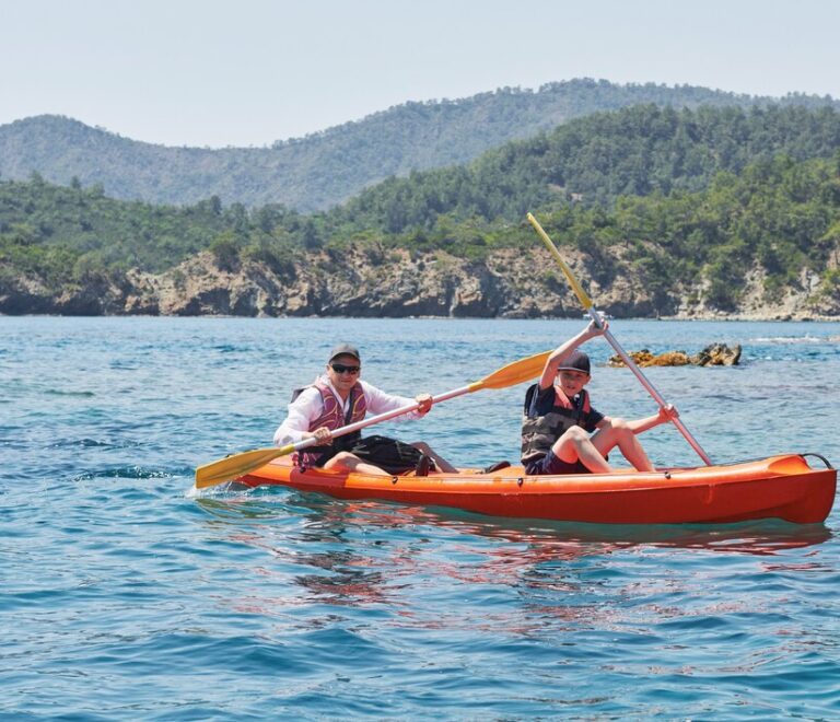 boat-kayaking-near-cliffs-sunny-day-kayaking-quiet-bay-amazing-views-travel-sports-concept-lifestyle-happy-family_146671-18893